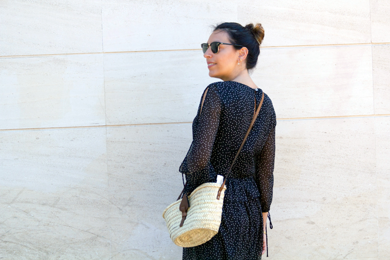 Vestido negro con estrellas de Zara. Sandalias Gioseppo. Gafas de sol Ray Ban. Cesto de mimbre. Black dress with Zara stars. Gioseppo Sandals. Ray Ban Sunglasses. Wicker bag.