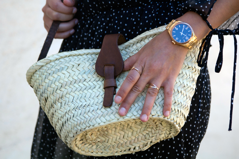 Vestido negro con estrellas de Zara. Sandalias Gioseppo. Gafas de sol Ray Ban. Cesto de mimbre. Black dress with Zara stars. Gioseppo Sandals. Ray Ban Sunglasses. Wicker bag.
