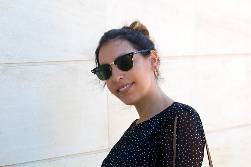 Vestido negro con estrellas de Zara. Sandalias Gioseppo. Gafas de sol Ray Ban. Cesto de mimbre. Black dress with Zara stars. Gioseppo Sandals. Ray Ban Sunglasses. Wicker bag.