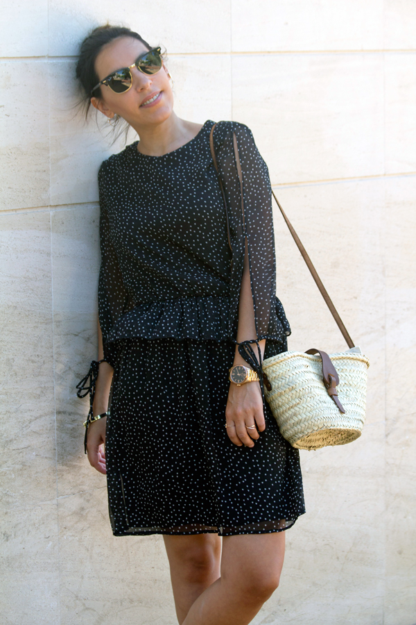 Vestido negro con estrellas de Zara. Sandalias Gioseppo. Gafas de sol Ray Ban. Cesto de mimbre. Black dress with Zara stars. Gioseppo Sandals. Ray Ban Sunglasses. Wicker bag.