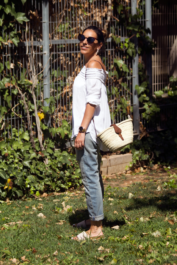 Camisa blanca "off the shoulder" de Oysho. Jeans boyfriend de Zara. Sandalias de Mustang. Gafas de sol Vans. Bolso cesto. Oysho off the shoulder white shirt. Boyfriend jeans of Zara. Mustang Sandals. Sunglasses Vans. Basket bag.