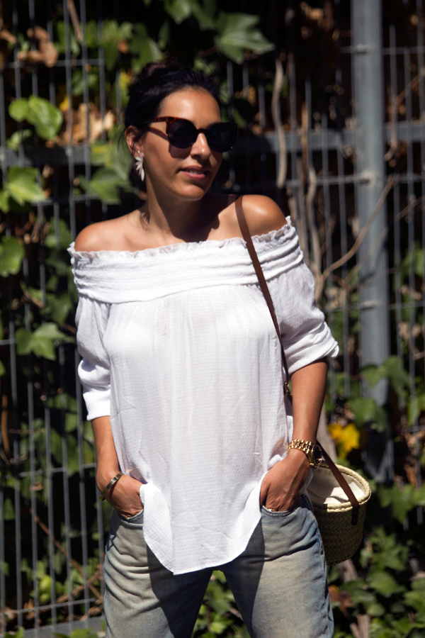 Camisa blanca "off the shoulder" de Oysho. Jeans boyfriend de Zara. Sandalias de Mustang. Gafas de sol Vans. Bolso cesto. Oysho off the shoulder white shirt. Boyfriend jeans of Zara. Mustang Sandals. Sunglasses Vans. Basket bag.