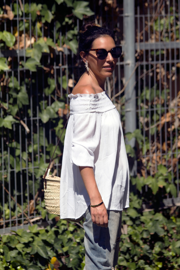 Camisa blanca "off the shoulder" de Oysho. Jeans boyfriend de Zara. Sandalias de Mustang. Gafas de sol Vans. Bolso cesto. Oysho off the shoulder white shirt. Boyfriend jeans of Zara. Mustang Sandals. Sunglasses Vans. Basket bag.