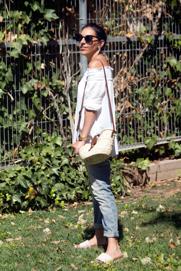 Camisa blanca "off the shoulder" de Oysho. Jeans boyfriend de Zara. Sandalias de Mustang. Gafas de sol Vans. Bolso cesto. Oysho off the shoulder white shirt. Boyfriend jeans of Zara. Mustang Sandals. Sunglasses Vans. Basket bag.