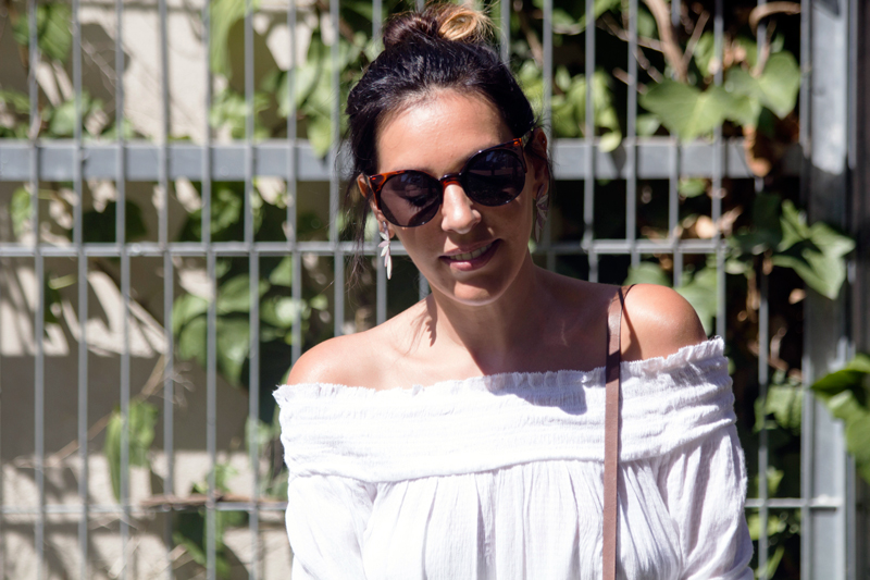 Camisa blanca "off the shoulder" de Oysho. Jeans boyfriend de Zara. Sandalias de Mustang. Gafas de sol Vans. Bolso cesto. Oysho off the shoulder white shirt. Boyfriend jeans of Zara. Mustang Sandals. Sunglasses Vans. Basket bag.