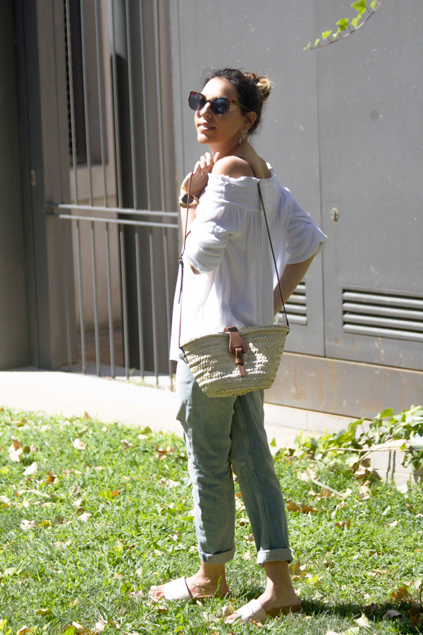Camisa blanca "off the shoulder" de Oysho. Jeans boyfriend de Zara. Sandalias de Mustang. Gafas de sol Vans. Bolso cesto. Oysho off the shoulder white shirt. Boyfriend jeans of Zara. Mustang Sandals. Sunglasses Vans. Basket bag.