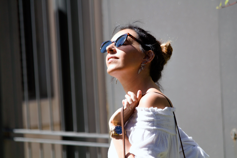 Camisa blanca "off the shoulder" de Oysho. Jeans boyfriend de Zara. Sandalias de Mustang. Gafas de sol Vans. Bolso cesto. Oysho off the shoulder white shirt. Boyfriend jeans of Zara. Mustang Sandals. Sunglasses Vans. Basket bag.