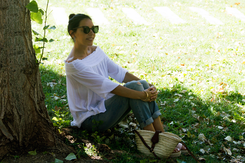 Camisa blanca "off the shoulder" de Oysho. Jeans boyfriend de Zara. Sandalias de Mustang. Gafas de sol Vans. Bolso cesto. Oysho off the shoulder white shirt. Boyfriend jeans of Zara. Mustang Sandals. Sunglasses Vans. Basket bag.