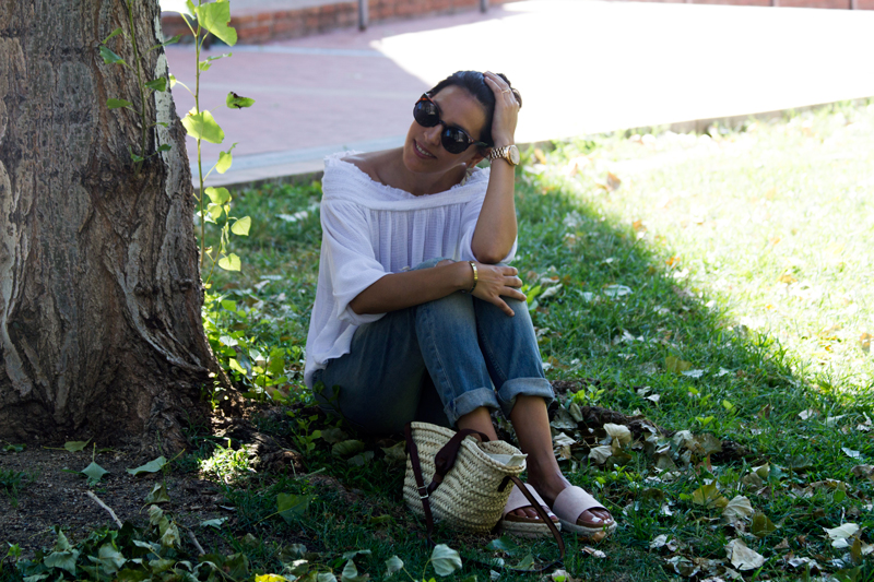 Camisa blanca "off the shoulder" de Oysho. Jeans boyfriend de Zara. Sandalias de Mustang. Gafas de sol Vans. Bolso cesto. Oysho off the shoulder white shirt. Boyfriend jeans of Zara. Mustang Sandals. Sunglasses Vans. Basket bag.