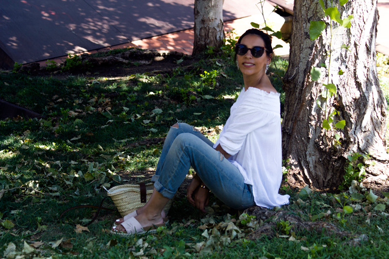 Indispensables: Camisa blanca "off the shoulder" de Oysho. Jeans boyfriend de Zara. Sandalias de Mustang. Gafas de sol Vans. Bolso cesto. Oysho off the shoulder white shirt. Boyfriend jeans of Zara. Mustang Sandals. Sunglasses Vans. Basket bag.