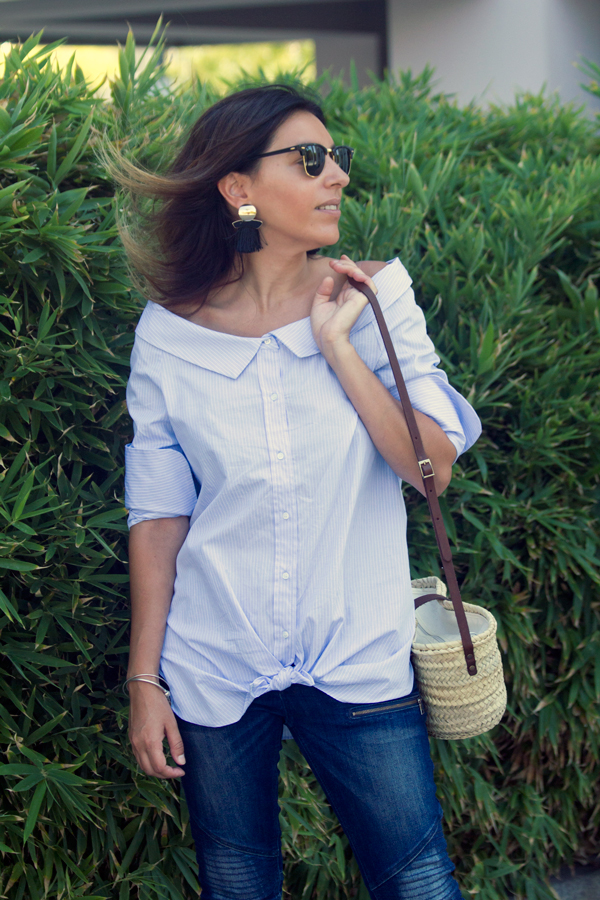 Camisa original azul con rayas blancas y jeans de Zara. Gagas de sol Mango. Sandalias blancas y pendientes de Mango. Original blue shirt with white stripes and jeans by Zara. Ray Ban sunglasses. White Sandals and Mango Earrings.