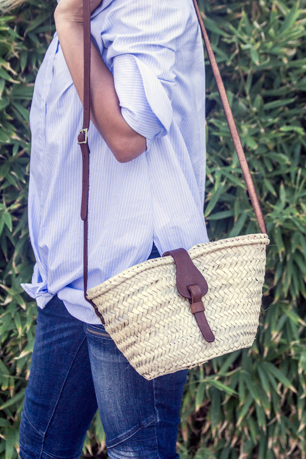 Camisa original azul con rayas blancas y jeans de Zara. Gagas de sol Mango. Sandalias blancas y pendientes de Mango. Original blue shirt with white stripes and jeans by Zara. Ray Ban sunglasses. White Sandals and Mango Earrings.