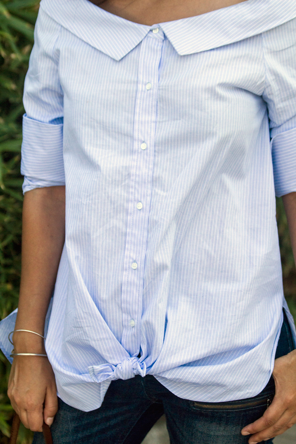 Camisa original azul con rayas blancas y jeans de Zara. Gagas de sol Mango. Sandalias blancas y pendientes de Mango. Original blue shirt with white stripes and jeans by Zara. Ray Ban sunglasses. White Sandals and Mango Earrings.