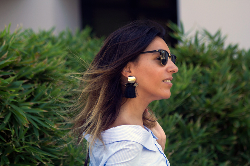 Camisa original azul con rayas blancas y jeans de Zara. Gagas de sol Mango. Sandalias blancas y pendientes de Mango. Original blue shirt with white stripes and jeans by Zara. Ray Ban sunglasses. White Sandals and Mango Earrings.