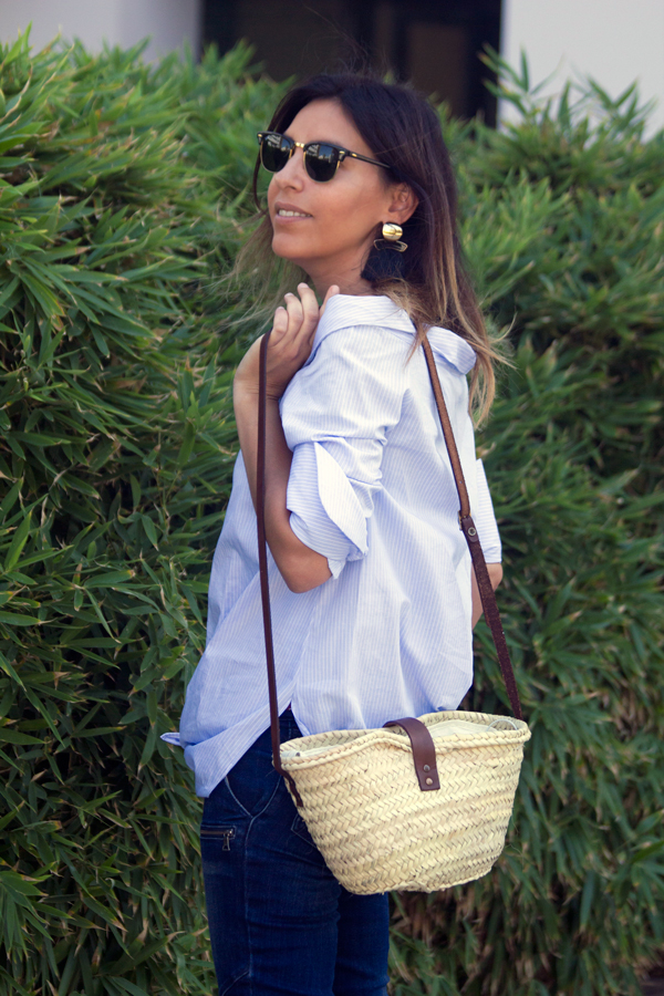 Camisa original azul con rayas blancas y jeans de Zara. Gagas de sol Mango. Sandalias blancas y pendientes de Mango. Original blue shirt with white stripes and jeans by Zara. Ray Ban sunglasses. White Sandals and Mango Earrings.