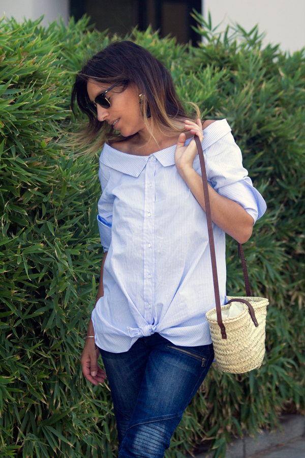 Camisa original azul con rayas blancas y jeans de Zara. Gagas de sol Mango. Sandalias blancas y pendientes de Mango. Original blue shirt with white stripes and jeans by Zara. Ray Ban sunglasses. White Sandals and Mango Earrings.