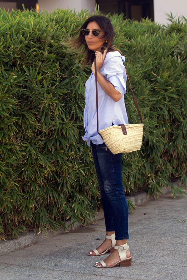 Camisa original azul con rayas blancas y jeans de Zara. Gagas de sol Mango. Sandalias blancas y pendientes de Mango. Original blue shirt with white stripes and jeans by Zara. Ray Ban sunglasses. White Sandals and Mango Earrings.
