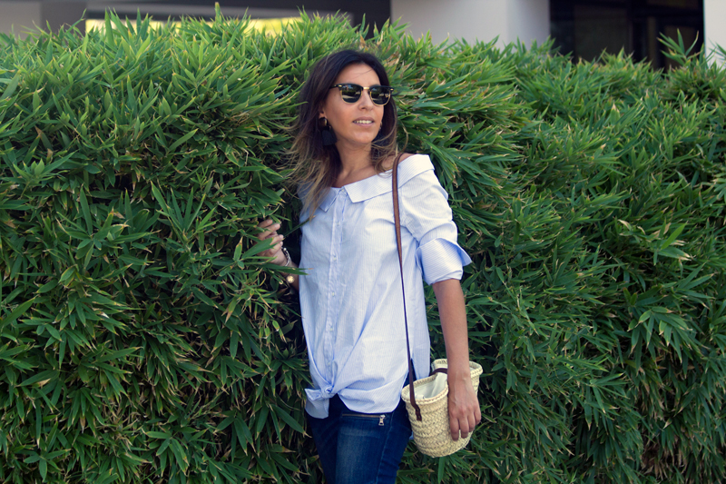 Camisa original azul con rayas blancas y jeans de Zara. Gagas de sol Mango. Sandalias blancas y pendientes de Mango. Original blue shirt with white stripes and jeans by Zara. Ray Ban sunglasses. White Sandals and Mango Earrings.