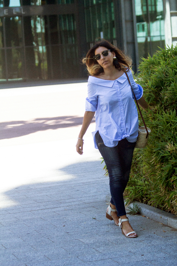 Camisa original azul con rayas blancas y jeans de Zara. Gagas de sol Mango. Sandalias blancas y pendientes de Mango. Original blue shirt with white stripes and jeans by Zara. Ray Ban sunglasses. White Sandals and Mango Earrings.