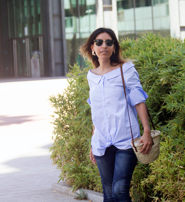 Camisa original azul con rayas blancas y jeans de Zara. Gagas de sol Mango. Sandalias blancas y pendientes de Mango. Original blue shirt with white stripes and jeans by Zara. Ray Ban sunglasses. White Sandals and Mango Earrings.