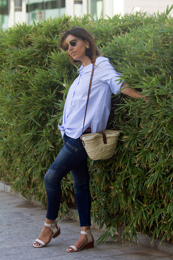 Camisa original azul con rayas blancas y jeans de Zara. Gagas de sol Mango. Sandalias blancas y pendientes de Mango. Original blue shirt with white stripes and jeans by Zara. Ray Ban sunglasses. White Sandals and Mango Earrings.