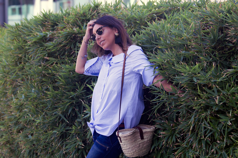 Camisa original azul con rayas blancas y jeans de Zara. Gagas de sol Mango. Sandalias blancas y pendientes de Mango. Original blue shirt with white stripes and jeans by Zara. Ray Ban sunglasses. White Sandals and Mango Earrings.