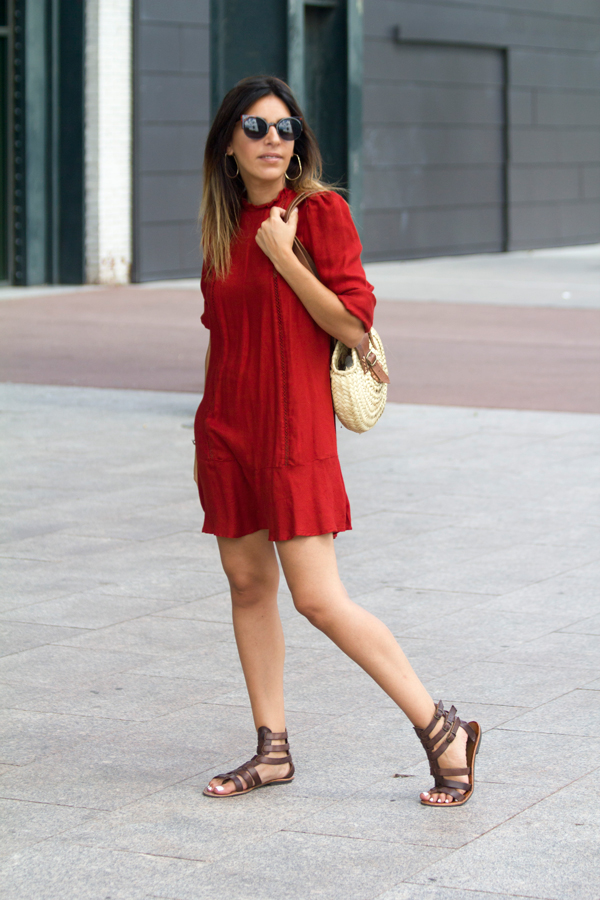 Vestido granate de Zara. Sandalias romanas. Gafas de sol de Vans. Bolso de mimbre. Pendientes de Mango. Zara Garnet Dress. Roman sandals. Vans sunglasses and wicker bag. Earrings of Mango.