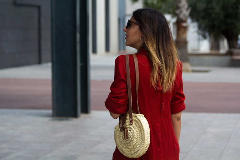 Vestido granate de Zara. Sandalias romanas. Gafas de sol de Vans. Bolso de mimbre. Pendientes de Mango. Zara Garnet Dress. Roman sandals. Vans sunglasses and wicker bag. Earrings of Mango.