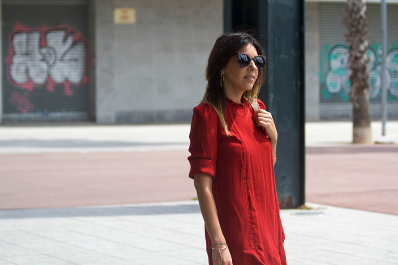 Vestido granate de Zara. Sandalias romanas. Gafas de sol de Vans. Bolso de mimbre. Pendientes de Mango. Zara Garnet Dress. Roman sandals. Vans sunglasses and wicker bag. Earrings of Mango.