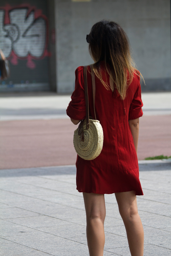 Vestido granate de Zara. Sandalias romanas. Gafas de sol de Vans. Bolso de mimbre. Pendientes de Mango. Zara Garnet Dress. Roman sandals. Vans sunglasses and wicker bag. Earrings of Mango.
