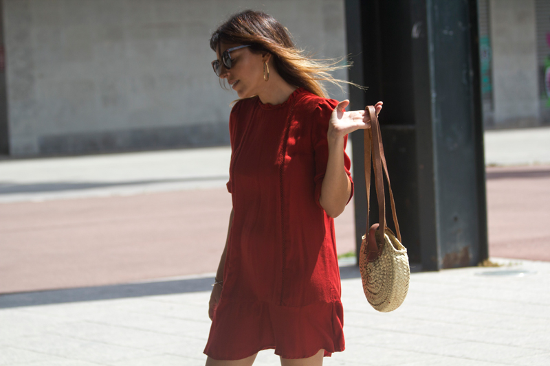 Vestido granate de Zara. Sandalias romanas. Gafas de sol de Vans. Bolso de mimbre. Pendientes de Mango. Zara Garnet Dress. Roman sandals. Vans sunglasses and wicker bag. Earrings of Mango.