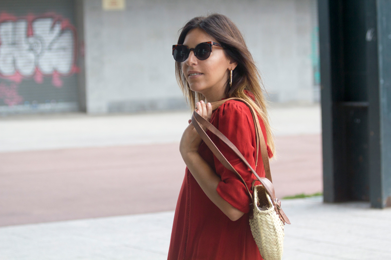 Vestido granate de Zara. Sandalias romanas. Gafas de sol de Vans. Bolso de mimbre. Pendientes de Mango. Zara Garnet Dress. Roman sandals. Vans sunglasses and wicker bag. Earrings of Mango.