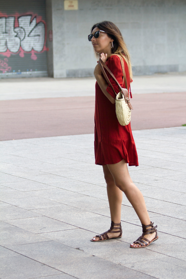 Vestido granate de Zara. Sandalias romanas. Gafas de sol de Vans. Bolso de mimbre. Pendientes de Mango. Zara Garnet Dress. Roman sandals. Vans sunglasses and wicker bag. Earrings of Mango.