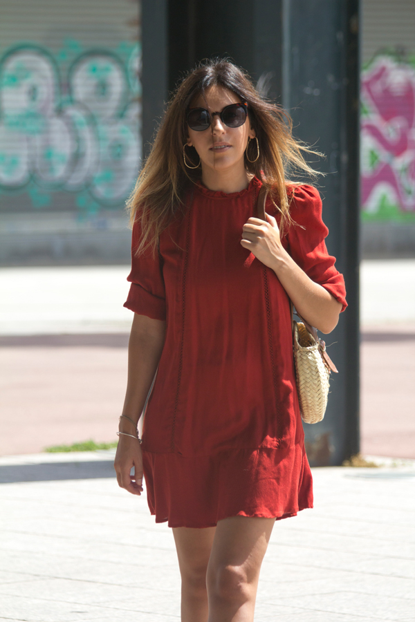 Vestido granate de Zara. Sandalias romanas. Gafas de sol de Vans. Bolso de mimbre. Pendientes de Mango. Zara Garnet Dress. Roman sandals. Vans sunglasses and wicker bag. Earrings of Mango.