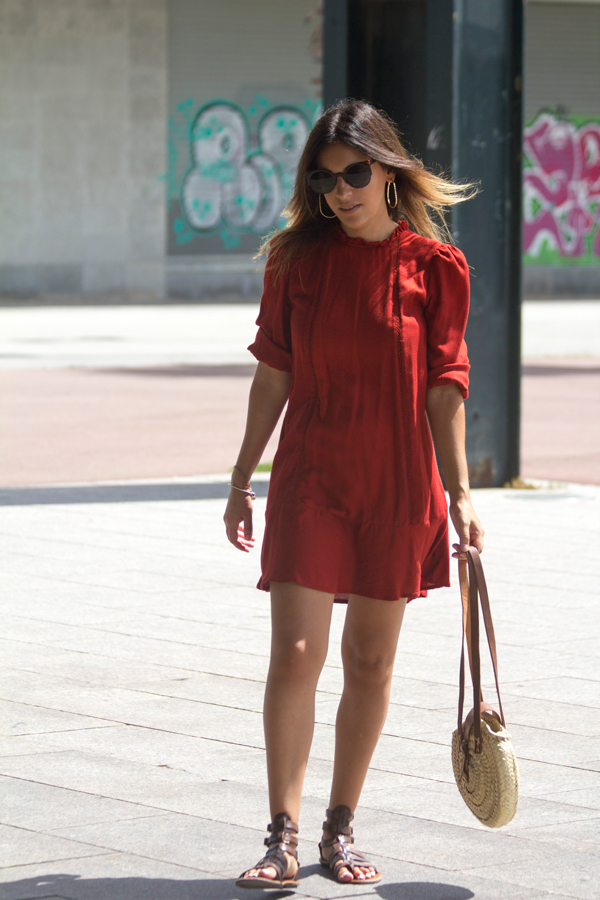 Vestido granate de Zara. Sandalias romanas. Gafas de sol de Vans. Bolso de mimbre. Pendientes de Mango. Zara Garnet Dress. Roman sandals. Vans sunglasses and wicker bag. Earrings of Mango.
