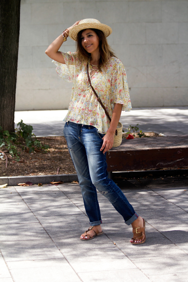 Jeans boyfriend y camisa de Zara. Sombrero de Masclans. Bolso cesto de mimbre. Sandalias de Gioseppo. Boyfriend jeans and Zara shirt. Masclans Hat. Wicker basket pocket. Gioseppo sandals.