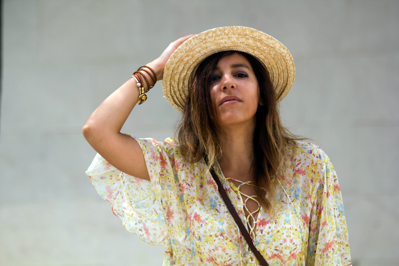 Jeans boyfriend y camisa de Zara. Sombrero de Masclans. Bolso cesto de mimbre. Sandalias de Gioseppo. Boyfriend jeans and Zara shirt. Masclans Hat. Wicker basket pocket. Gioseppo sandals.