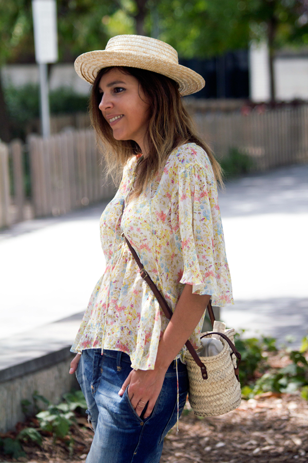 Jeans boyfriend y camisa de Zara. Sombrero de Masclans. Bolso cesto de mimbre. Sandalias de Gioseppo. Boyfriend jeans and Zara shirt. Masclans Hat. Wicker basket pocket. Gioseppo sandals.