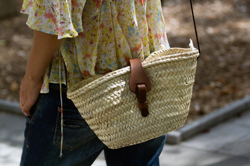 Jeans boyfriend y camisa de Zara. Sombrero de Masclans. Bolso cesto de mimbre. Sandalias de Gioseppo. Boyfriend jeans and Zara shirt. Masclans Hat. Wicker basket pocket. Gioseppo sandals.
