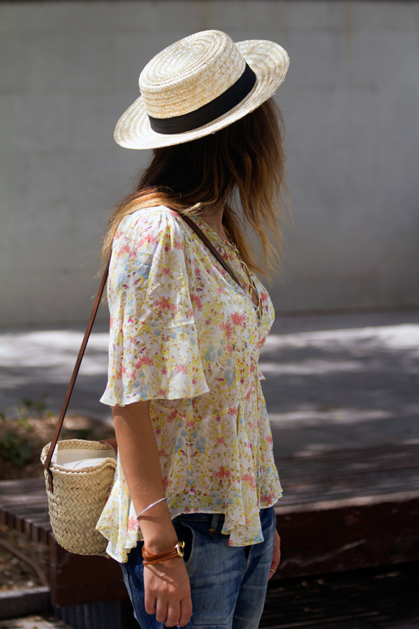 Jeans boyfriend y camisa de Zara. Sombrero de Masclans. Bolso cesto de mimbre. Sandalias de Gioseppo. Boyfriend jeans and Zara shirt. Masclans Hat. Wicker basket pocket. Gioseppo sandals.