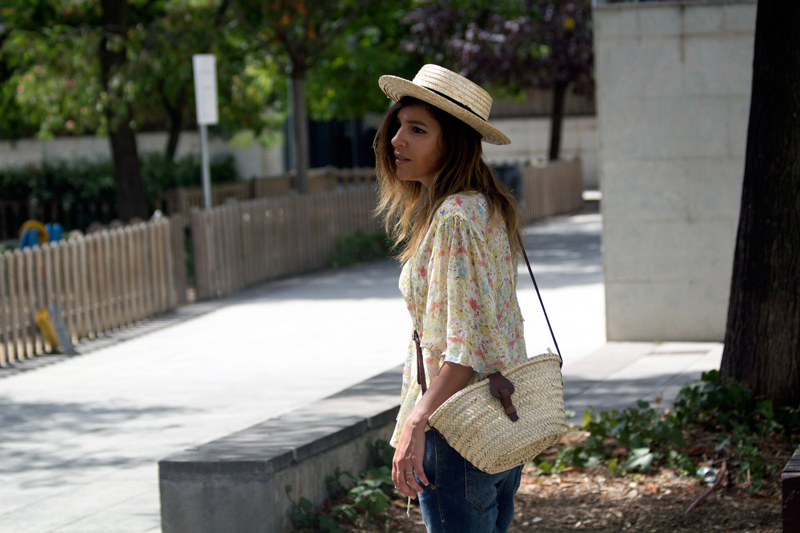 Jeans boyfriend y camisa de Zara. Sombrero de Masclans. Bolso cesto de mimbre. Sandalias de Gioseppo. Boyfriend jeans and Zara shirt. Masclans Hat. Wicker basket pocket. Gioseppo sandals.