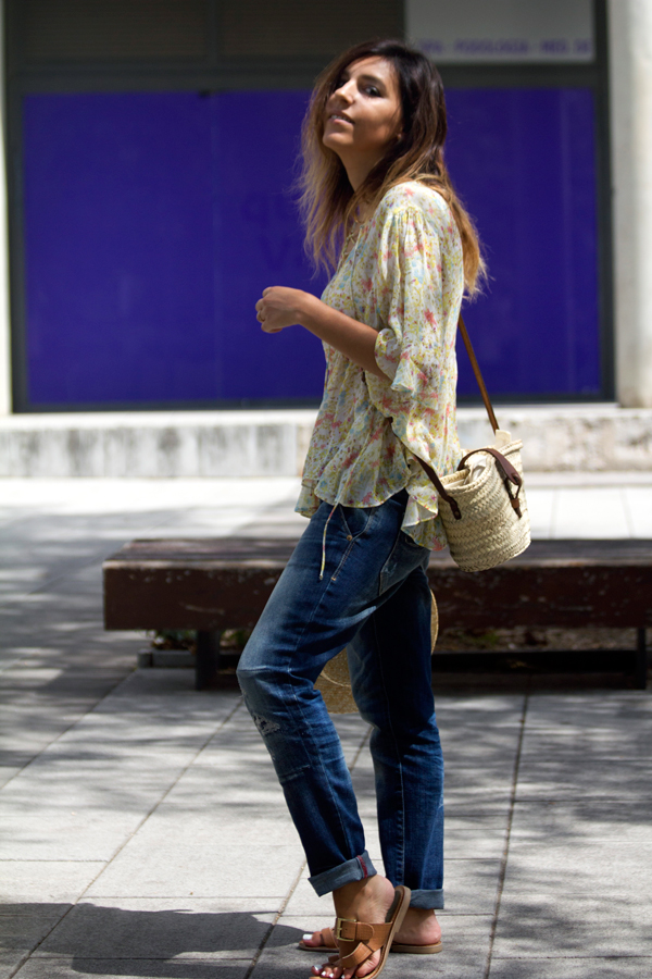 Jeans boyfriend y camisa de Zara. Sombrero de Masclans. Bolso cesto de mimbre. Sandalias de Gioseppo. Boyfriend jeans and Zara shirt. Masclans Hat. Wicker basket pocket. Gioseppo sandals.