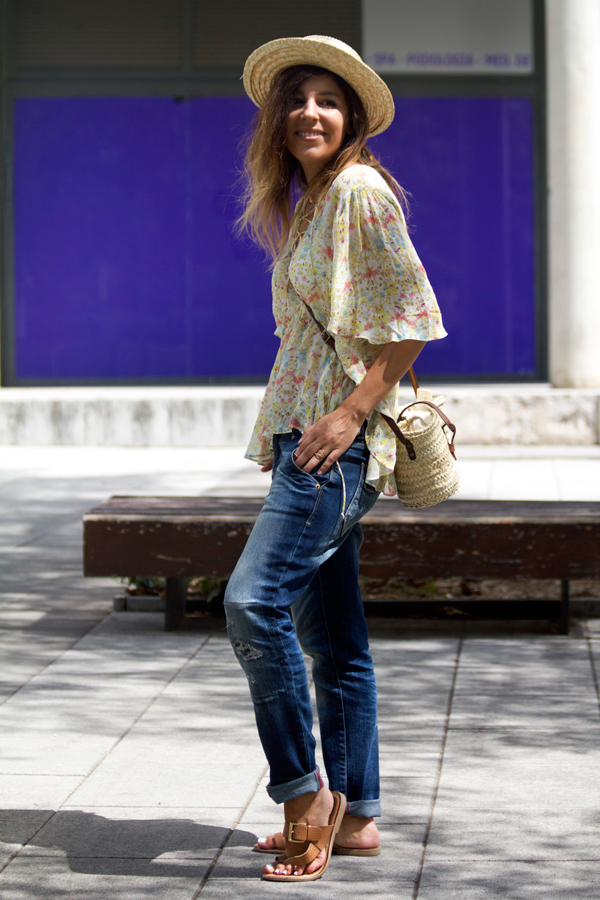 Jeans boyfriend y camisa de Zara. Sombrero de Masclans. Bolso cesto de mimbre. Sandalias de Gioseppo. Boyfriend jeans and Zara shirt. Masclans Hat. Wicker basket pocket. Gioseppo sandals.