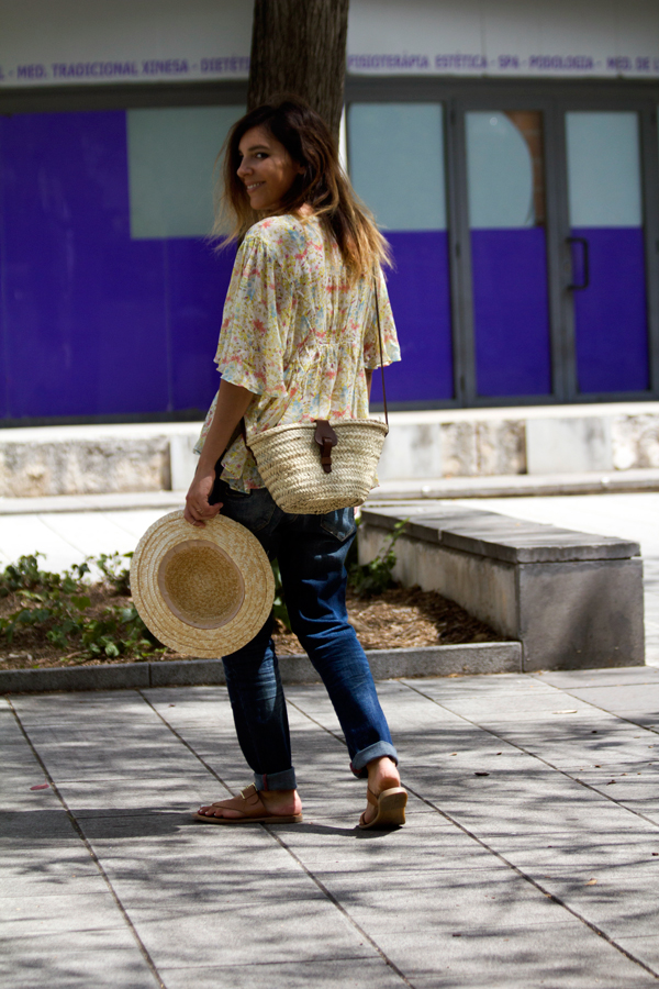Jeans boyfriend y camisa de Zara. Sombrero de Masclans. Bolso cesto de mimbre. Sandalias de Gioseppo. Boyfriend jeans and Zara shirt. Masclans Hat. Wicker basket pocket. Gioseppo sandals.