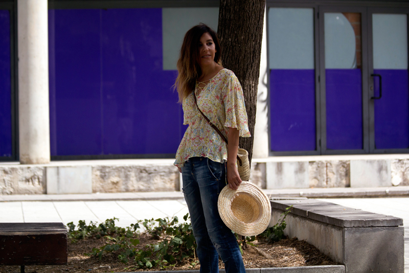 Jeans boyfriend y camisa de Zara. Sombrero de Masclans. Bolso cesto de mimbre. Sandalias de Gioseppo. Boyfriend jeans and Zara shirt. Masclans Hat. Wicker basket pocket. Gioseppo sandals.