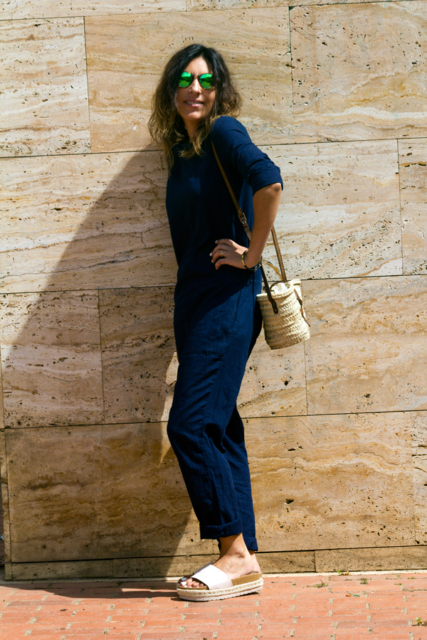 Mono jean azul de Zara, gafas de sol Meller. Sandalias de Mustans. Bolso de mimbre. Zara blue jean jumpsuit, Meller sunglasses. Mustang Sandals. Wicker bag.