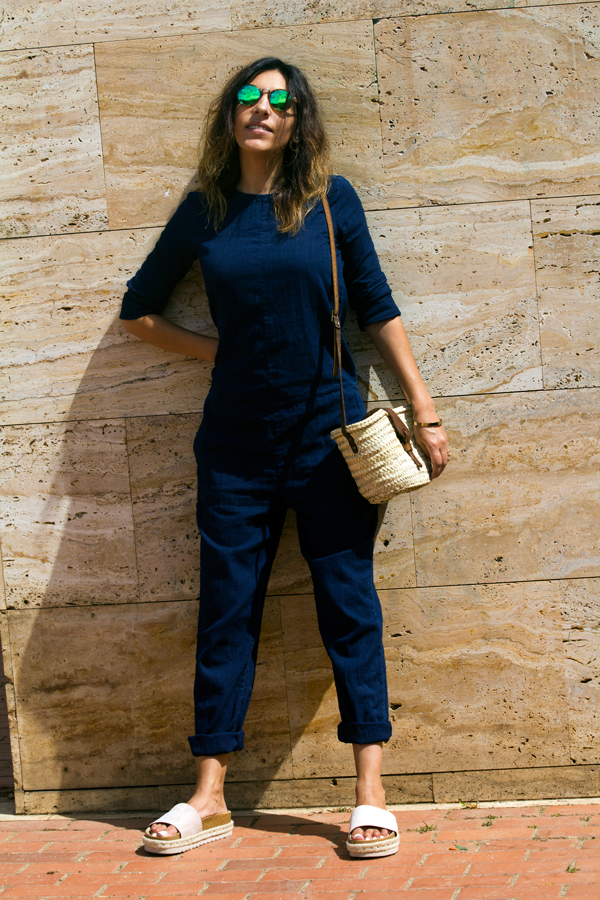 Mono jean azul de Zara, gafas de sol Meller. Sandalias de Mustans. Bolso de mimbre. Zara blue jean jumpsuit, Meller sunglasses. Mustang Sandals. Wicker bag.