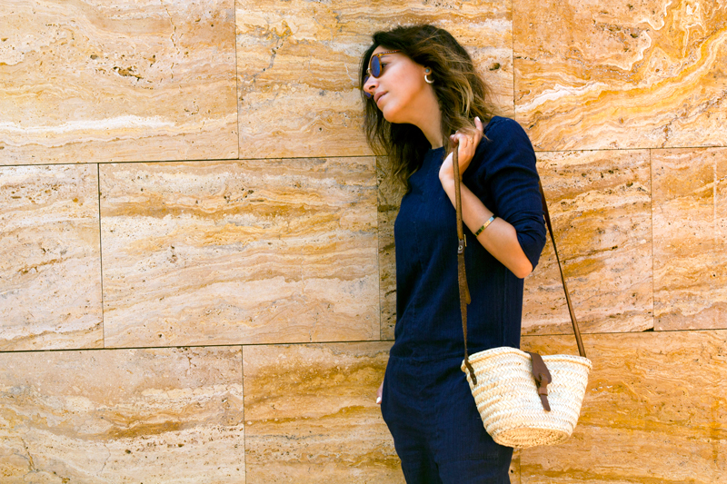 Mono jean azul de Zara, gafas de sol Meller. Sandalias de Mustans. Bolso de mimbre. Zara blue jean jumpsuit, Meller sunglasses. Mustang Sandals. Wicker bag.