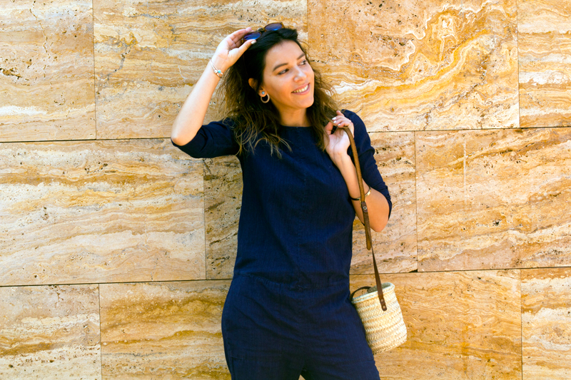 Mono jean azul de Zara, gafas de sol Meller. Sandalias de Mustans. Bolso de mimbre. Zara blue jean jumpsuit, Meller sunglasses. Mustang Sandals. Wicker bag.