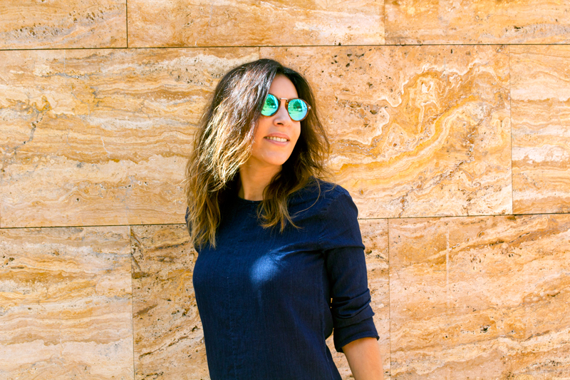 Mono jean azul de Zara, gafas de sol Meller. Sandalias de Mustans. Bolso de mimbre. Zara blue jean jumpsuit, Meller sunglasses. Mustang Sandals. Wicker bag.